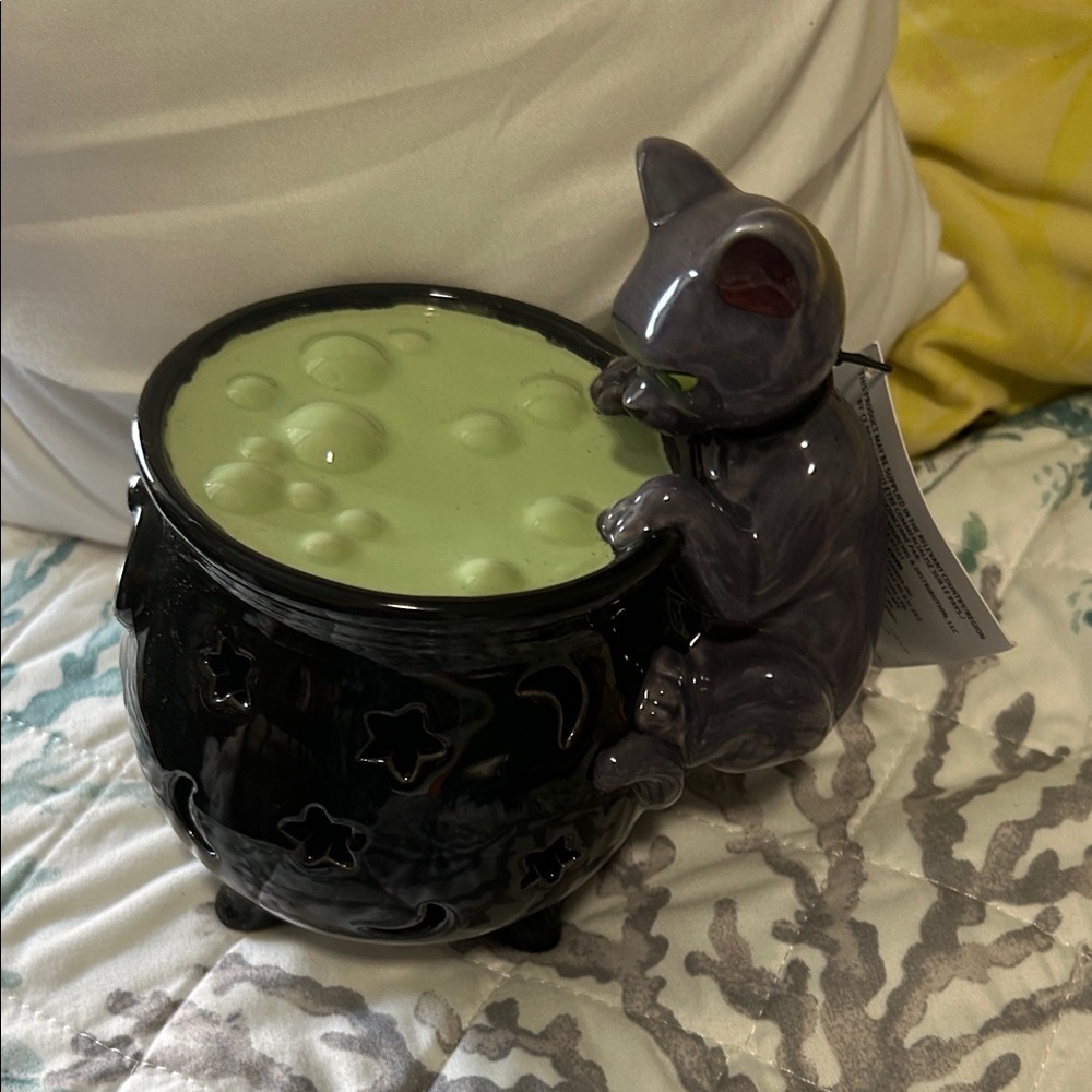 Disney black  Cauldron with Gray Cat Design electric candle holder